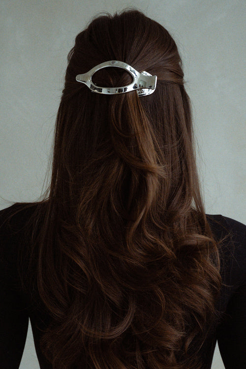 Danielle Bernstein wearing The Hair Edit’s Silver Flat Lay Claw Clip in her hair 