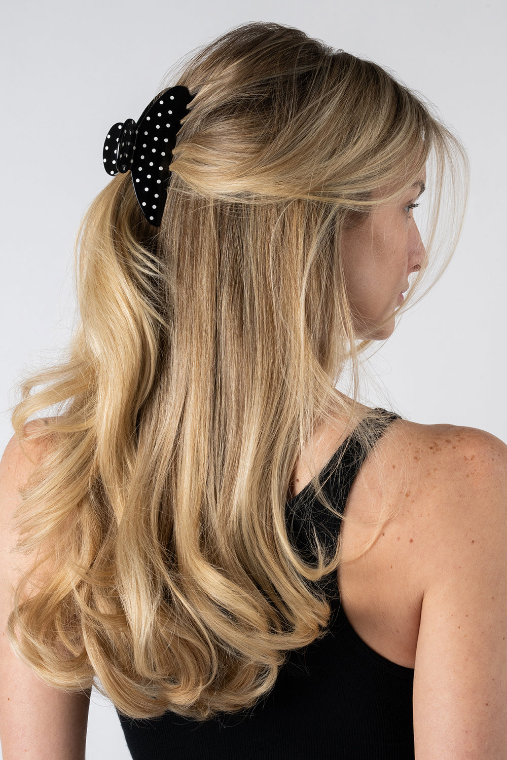 Blonde model wearing The Hair Edit’s black polka dot claw clip in her hair7