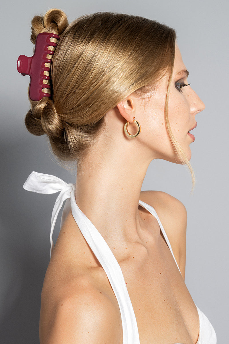 Blonde woman wearing hair up in a Scarlet Red Claw Clip