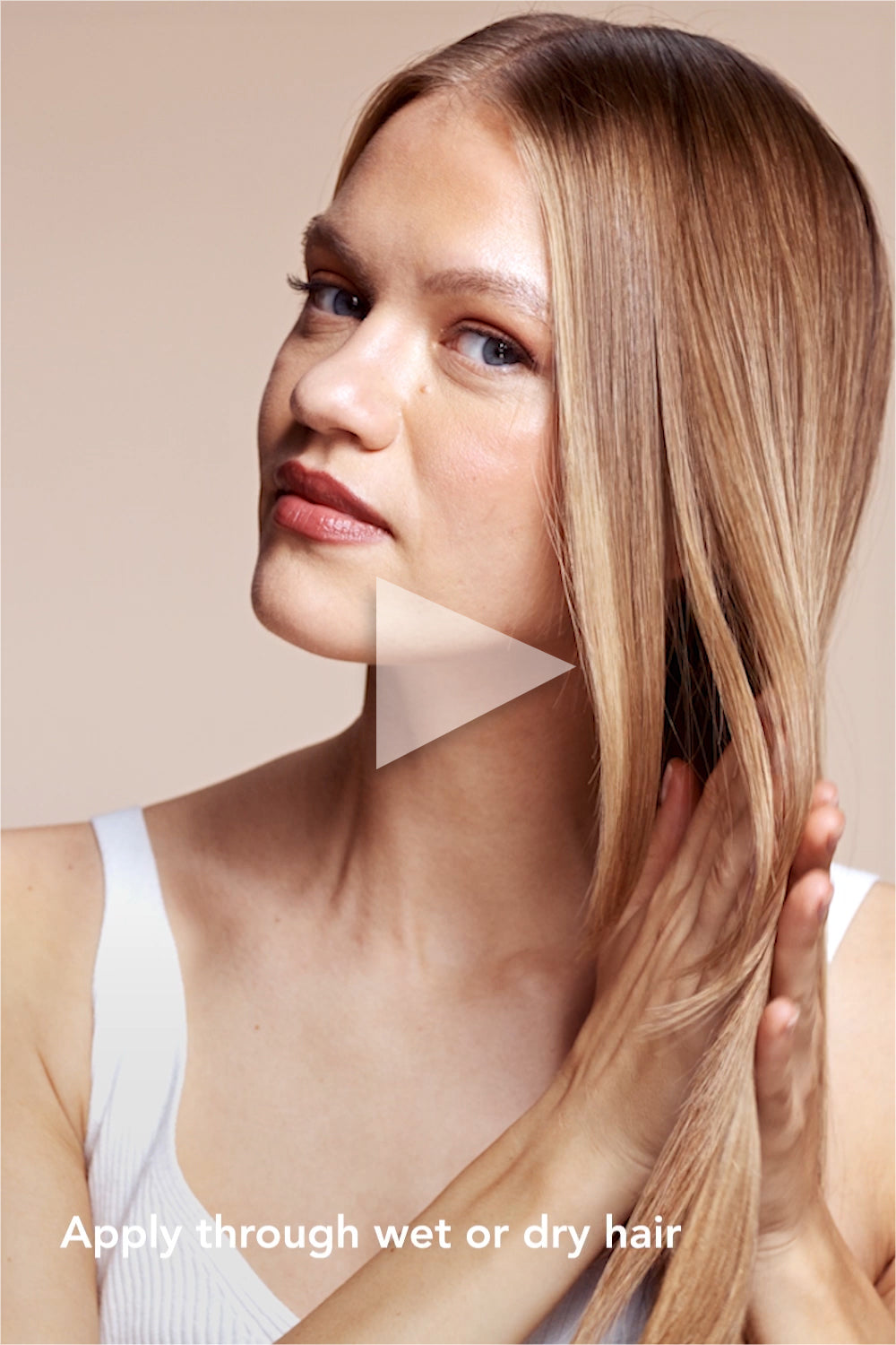 Video of model applying the Scented Dry Oil Hair Serum to her hair 2