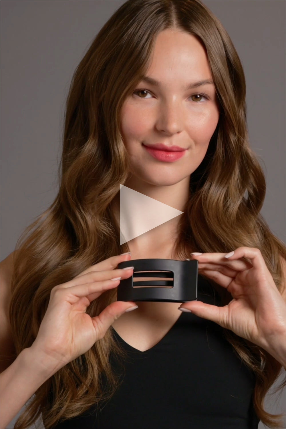 A video of a brunette model wearing a black rectangle flat lay claw clip 2