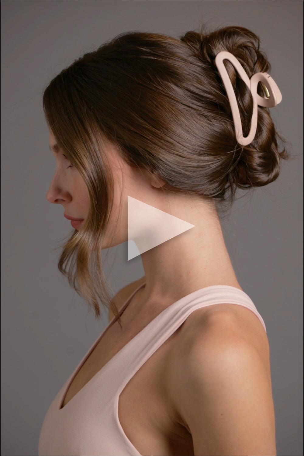 A video of a brunette model wearing The Hair Edit Flexi Soft Claw Clip in her hair as a French twist2