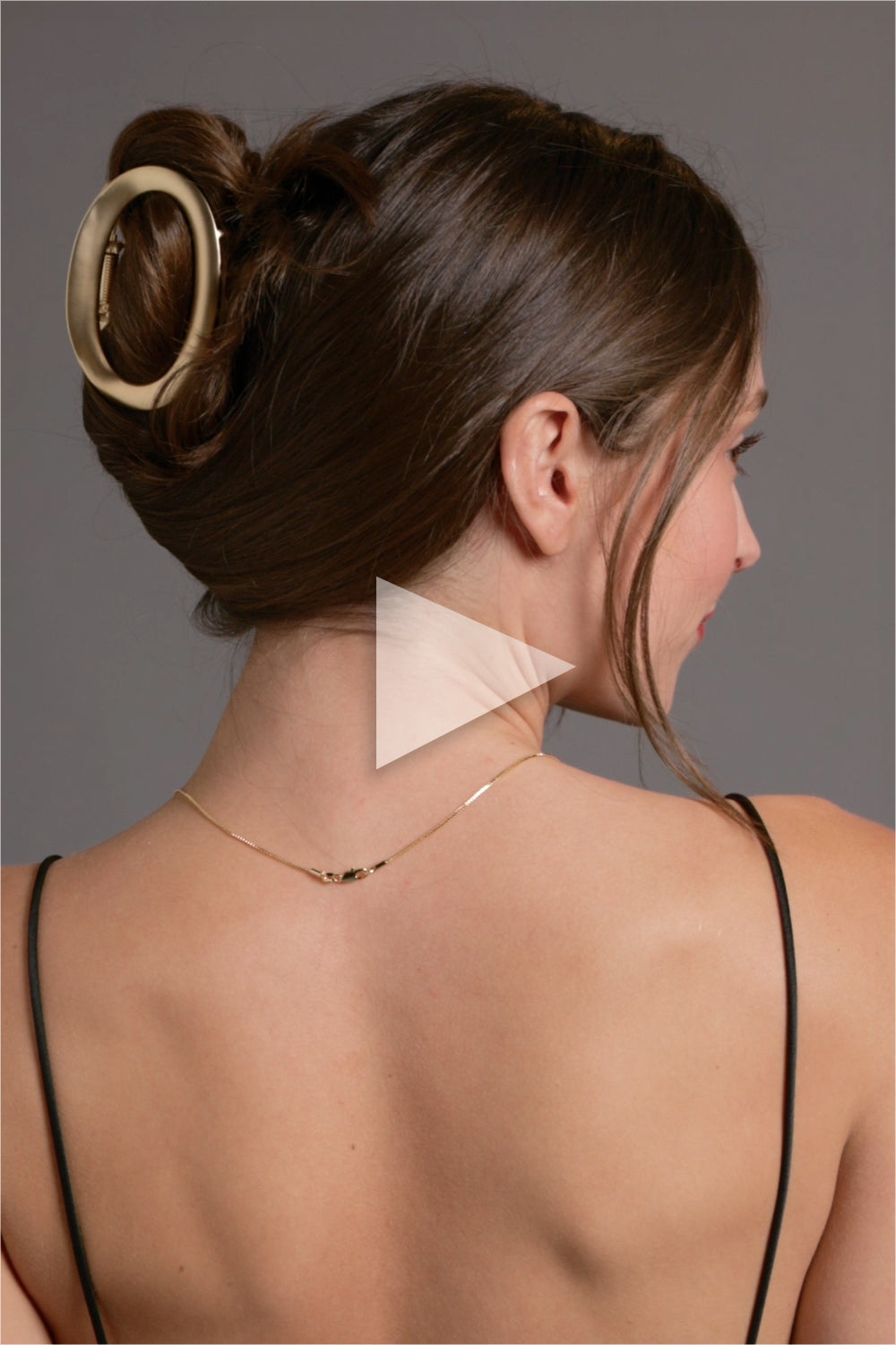 A video of a brunette model putting in The Hair Edit Contour Claw Clip in her hair 2