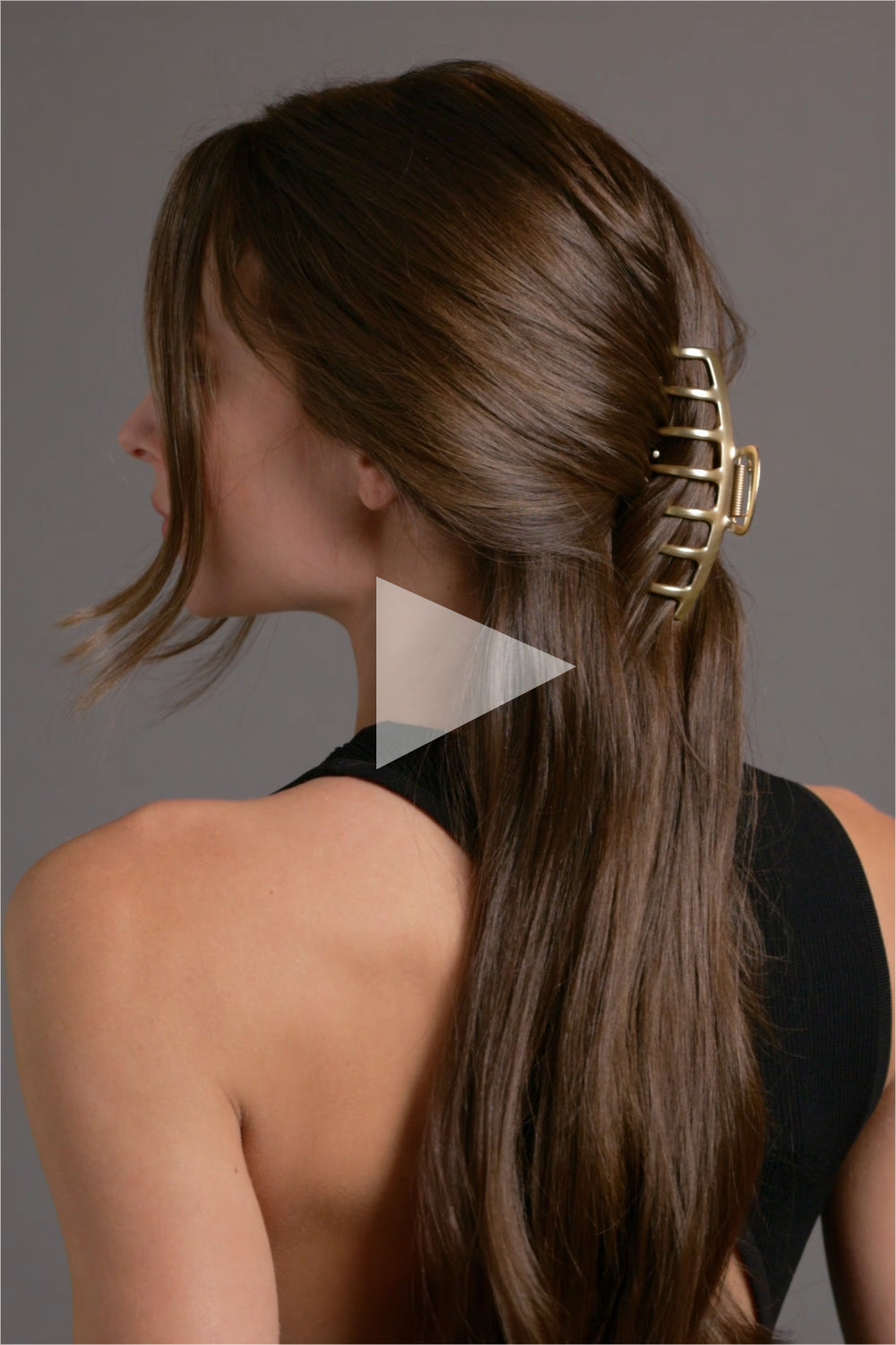 A video of a brunette model wearing The Hair Edit Gilded Timeless Clip2